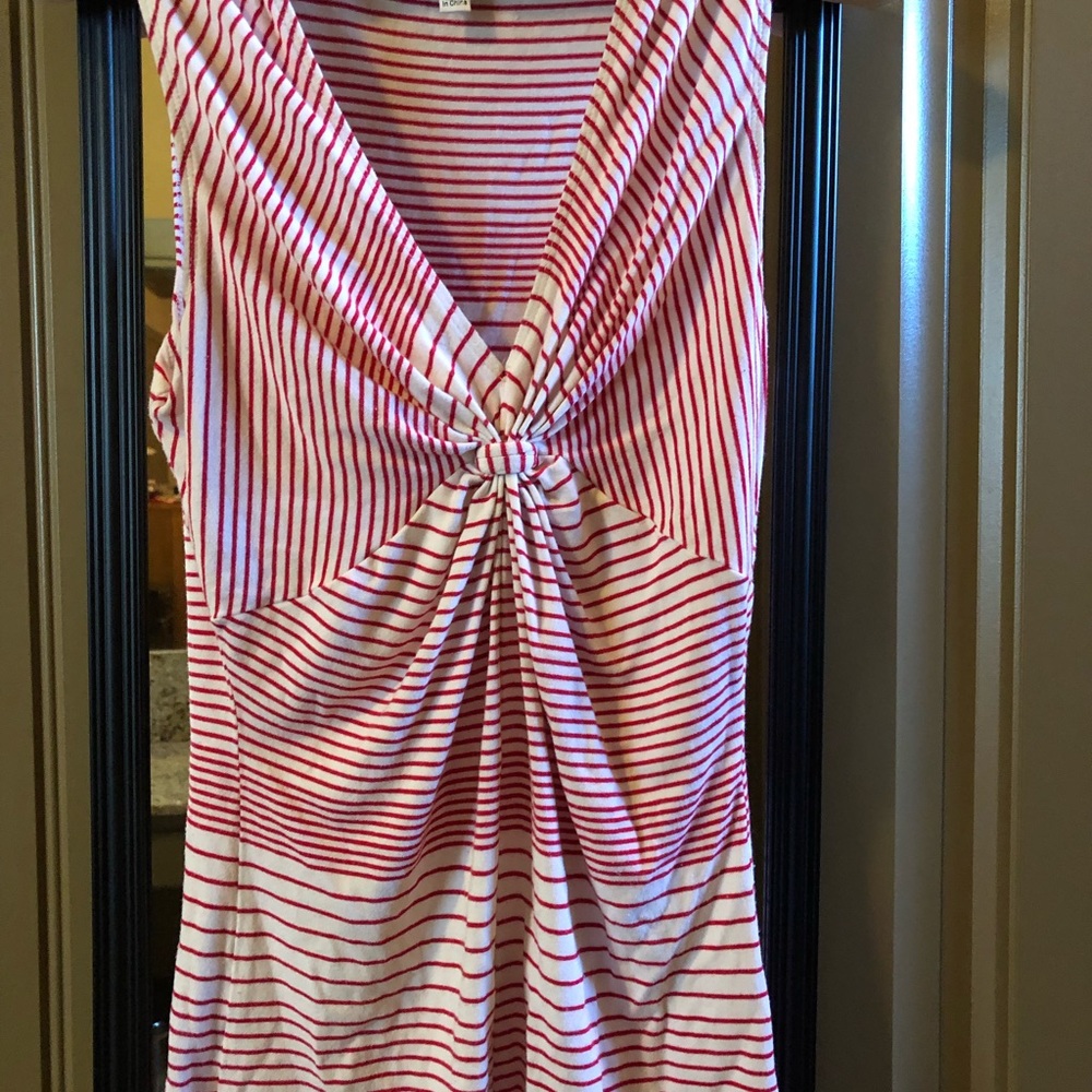 🌹CAbi XS sleeveless top flattering cut!